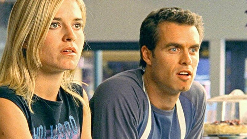 Das Café von Briony (Alexandra Davies) und Simon (Murray Bartlett) ist alles andere als erfolgreich. Lässt sich die Pleite noch einmal abwenden? – Bild: TVNOW