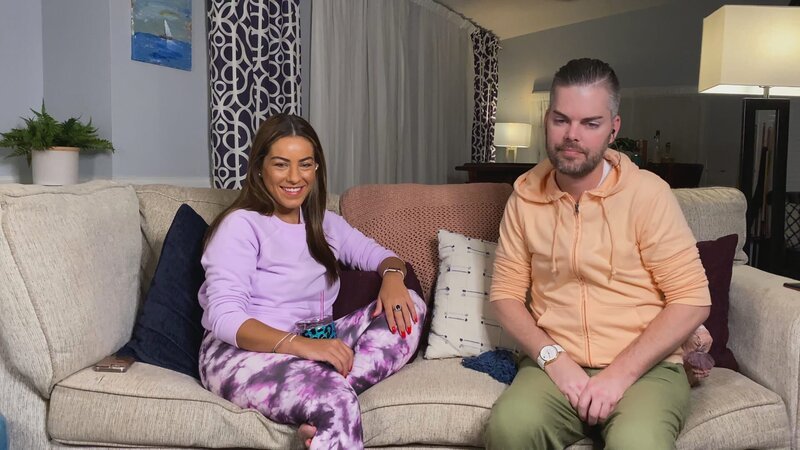 Veronica smiles, and Tim focuses on the show. – Bild: TLC /​ Discovery Communications, LLC