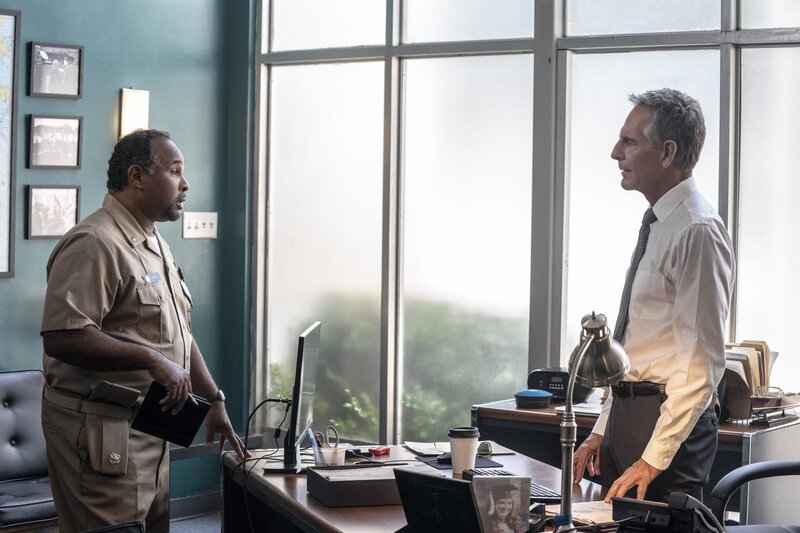 Calvin Atkins (Geoffrey Owens, l.); Special Agent Dwayne Pride (Scott Bakula, r.) – Bild: CBS Broadcasting, Inc.