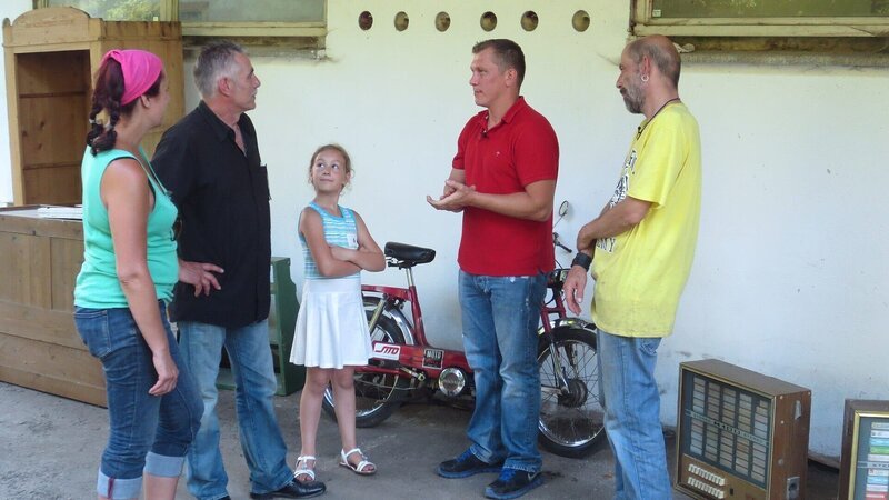 Beim Verkauf der Steuergeräte, von links: Eva-Maria, ein Händler mit seiner Tochter, Trödelexperte Otto Schulte und Hans Peter. – Bild: RTL II
