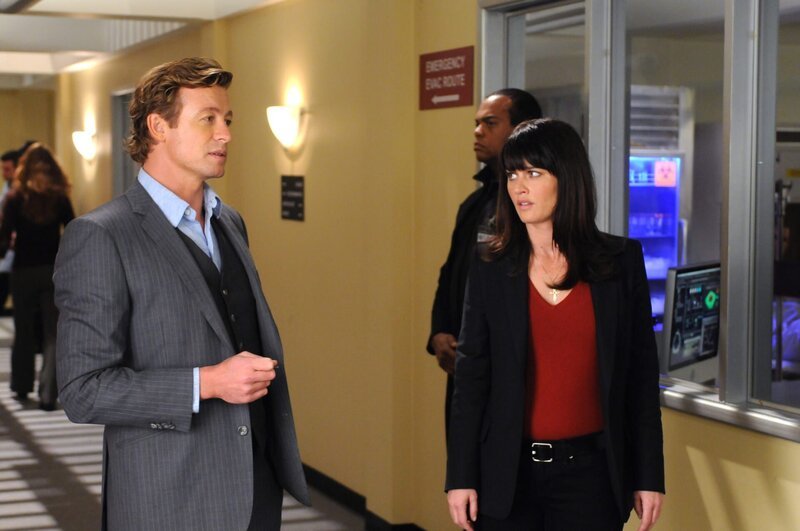 Stehen vor äußerst kompliziertem Fall: Teresa Lisbon und Patrick Jane … – Bild: Warner Bros. Television
