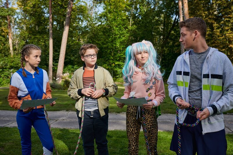 Chiara (Jamila Weintritt, 2.v.r.) und Viktor (Fridolin Sommerfeld, r.) finden, Sport und Theater ist die perfekte Kombination und schickt beide Gruppen auf eine Challenge in den Wald. Nesrin (Julie Marienfeld) und Marlon (Matti Schneider, 2.v.l.) sollen dabei ein Team bilden. – Bild: mdr/​Saxonia Media/​Adrian Groß