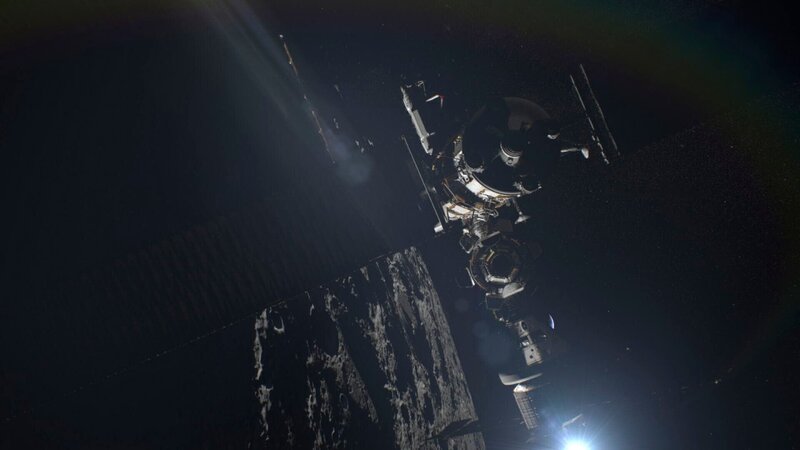 Zukunftsvision: Ein Raumschiff in der Mondumlaufbahn könnte die Internationale Raumstation ersetzen. – Bild: Faber Courtial /​ ZDF und THE HISTORY CHANNEL