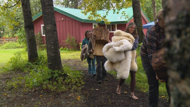 Nichts ist unmöglich! Extrawünsche sind bei ihren Aufträgen keine Seltenheit, aber in dieser Folge übertreffen sich die Baumhaus-Profis selbst. Denn Pete Nelson und seine Crew zimmern der Kundschaft ein gemütliches Freizeitdomizil mit Sauna in die Baumkrone. Colby und Caitlin betreiben in Alaska eine Kletterschule, deshalb wünscht sich das Paar einen Ort zum Entspannen, an dem man nach einer anstrengenden Bergtour die Seele baumeln lassen kann. Da käme den Outdoor-Freaks ein heißer Aufguss gerade recht. Die Wellness-Oase wird an Birkenstämmen verankert. – Bild: HGTV