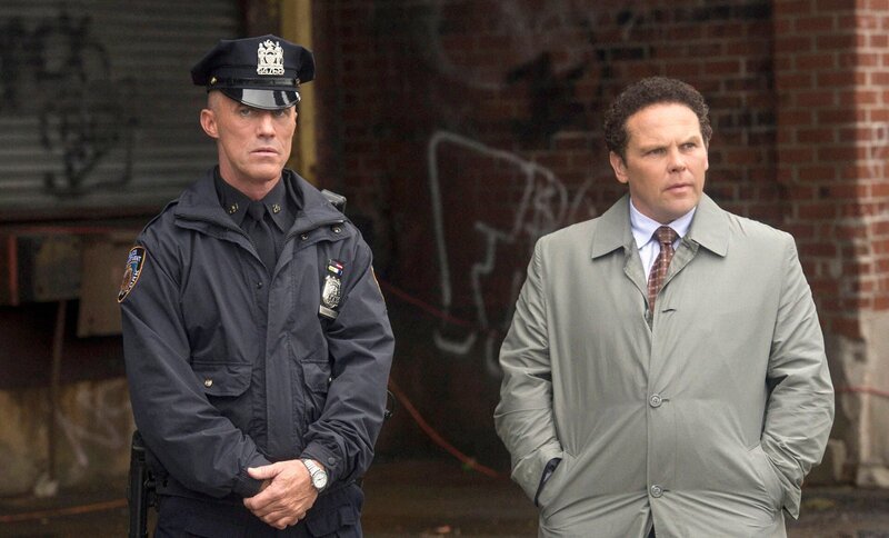 L-R: Officer Simmons (Robert John Burke) und Fusco (Kevin Chapman) – Bild: David Giesbrecht /​ WARNER BROS. /​ CBS ENTERTAINMENT