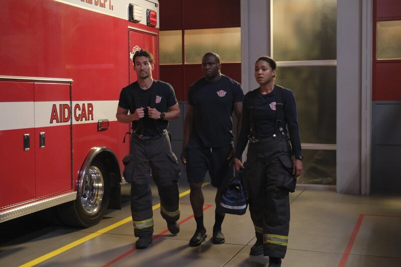 (v.l.n.r.) Travis Montgomery (Jay Hayden); Dean Miller (Okieriete Onaodowan); Victoria Hughes (Barrett Doss) – Bild: 2020 American Broadcasting Companies, Inc. All rights reserved. /​ Tony Rivetti Lizenzbild frei