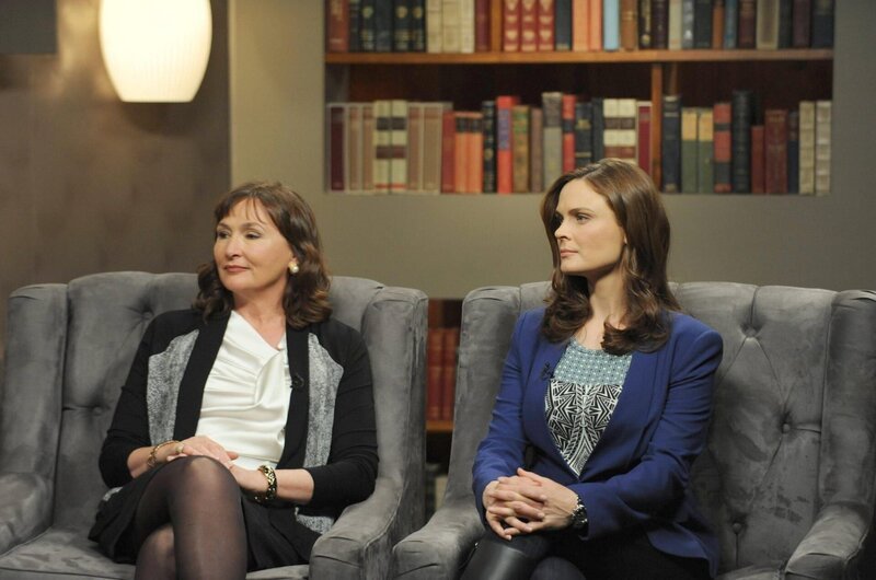 Brennan (Emily Deschanel, r.) hat sich auf einen öffentlichen Schlagabtausch mit der Bestseller-Autorin Tess Brown (Nora Dunn) eingelassen, die Bones mit ihrem jüngsten Werk Konkurrenz macht. – Bild: Fox