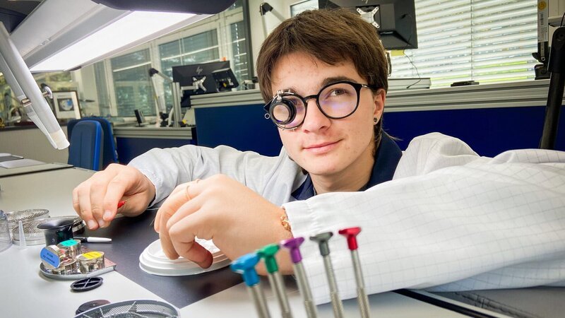 Fabain Kappeler in der Schnupperlehre – Bild: SRF