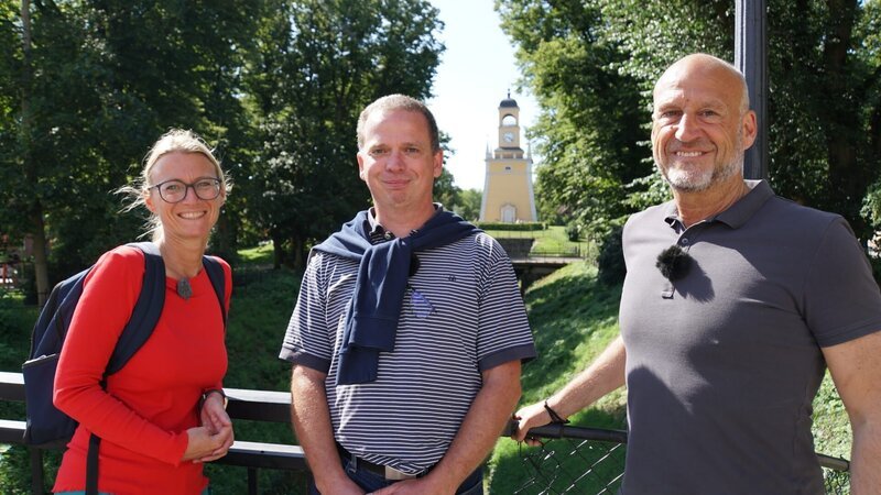 Die „Grand Lady“ in Karlskrona in Schweden. Ausflug mit Auswanderer Karsten Hanewinkel (Mitte) und den Passagieren Sandra und Michael Fuhr. – Bild: Deborah Stöckle /​ BR, Bewegte Zeiten Filmproduktion GmbH