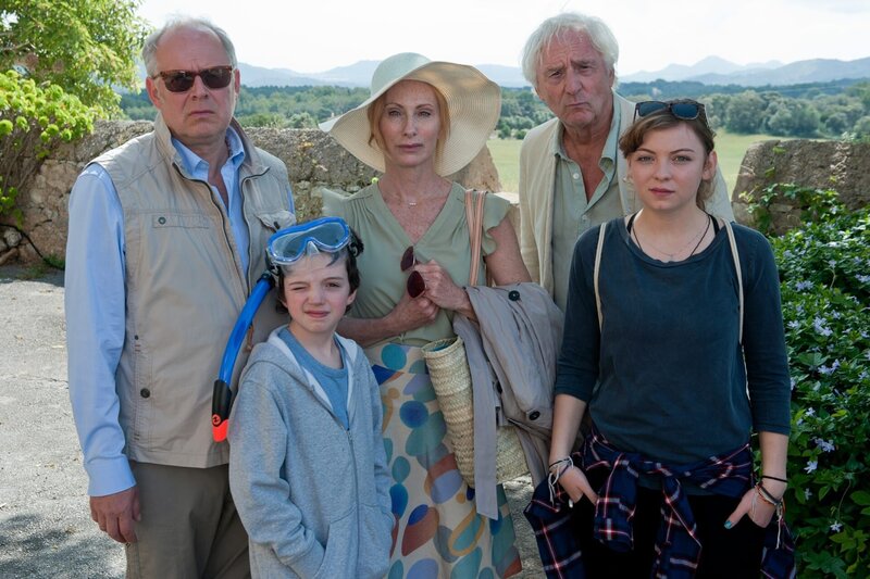 Familie Bundschuh aus Berlin mit Gerald (Axel Milberg, l.), Gundula (Andrea Sawatzki, M.), Edgar (Günther M. Halmer, 2.v.r.), Rolfi (Claudio Schulte, 2.v.l.) und Ricarda (Amber Marie Bongard, r.). – Bild: Britta Krehl