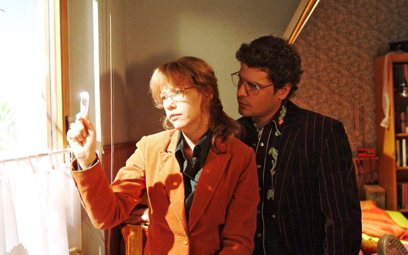 Als Rokko (Manuel Cortez, r.) ihr seinen uneingeschränkten Beistand zusichert, schöpft Lisa (Alexandra Neldel, l.) wieder Kraft. (Dieses Foto von Alexandra Neldel darf nur in Zusammenhang mit der Berichterstattung über die Serie „Verliebt in Berlin“ veröffentlicht und verbreitet werden.) – Bild: Sat.1 Eigenproduktionsbild frei