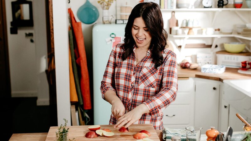 Mollys Blogger-Freunde fliegen von der Westküste auf die Farm und helfen beim Äpfel pflücken. Zur Belohnung bereitet die schwangere Food-Bloggerin ein leckeres Lagerfeuer-Dinner im Freien zu. – Bild: HGTV