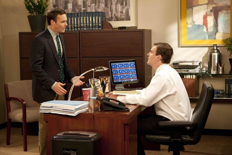 Marshall (Jason Segel, r.) feuert seinen Mitarbeiter Randy (Will Forte, l.), da er einen Fehler nach dem anderen macht. Randy ist insgeheim froh über die Kündigung, da er sich mit Hilfe der Abfindung endlich seinen Traum von einer eigenen kleinen Brauerei erfüllen kann … – Bild: 20th Century Fox International Television Lizenzbild frei