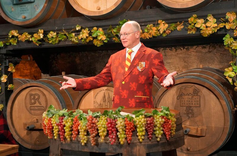 Echte fränkische Urgewächse bietet die Närrische Weinprobe aus dem Staatlichen Hofkeller der Residenz in Würzburg. Diese Weinverkostung der besonderen Art präsentieren Martin Rassau und Nicole Then, unterstützt von fränkischen Kabarettisten. – Bild: BR/​Benjamin Baumann