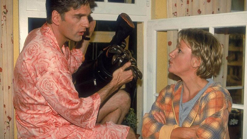 Schmidt (Walter Sittler) steigt über den Lastenaufzug bei Nikola (Mariele Millowitsch) in die Wohnung ein, weil Olivia ihn rausgeschmissen hat. Das verspricht ein interessanter Abend zu werden … – Bild: Foto: RTL /​ Guido Engels