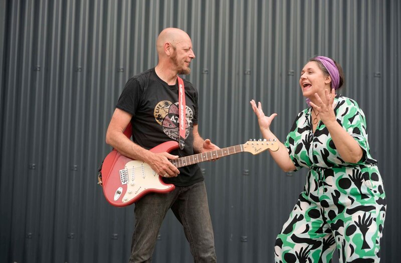 Alex spielt Gitarre, Gesine singt dazu. – Bild: HR/​rbb/​SWR