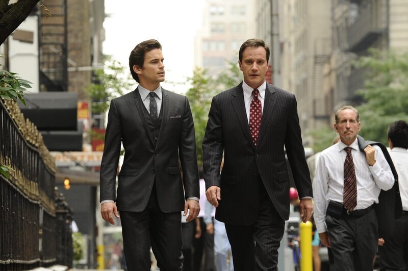 L-R: Neal Caffrey (Matthew Bomer) und Peter Burke (Tim DeKay) – Bild: Myles Aronowitz /​ Myles Aronowitz/​USA Network /​ Episodic /​ © USA Network