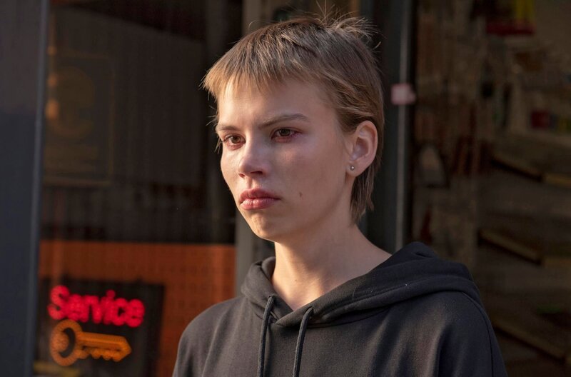 Der Tod des Schlüsselmachers Hans Adler zerstört die Hoffnung seines Lehrlings Nele Jansen (Emilia Nöth) auf eine bessere Zukunft. – Bild: ARD/​Thorsten Jander