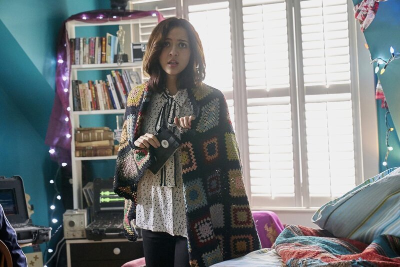 Lucy (Katie Findlay) – Bild: ATV2