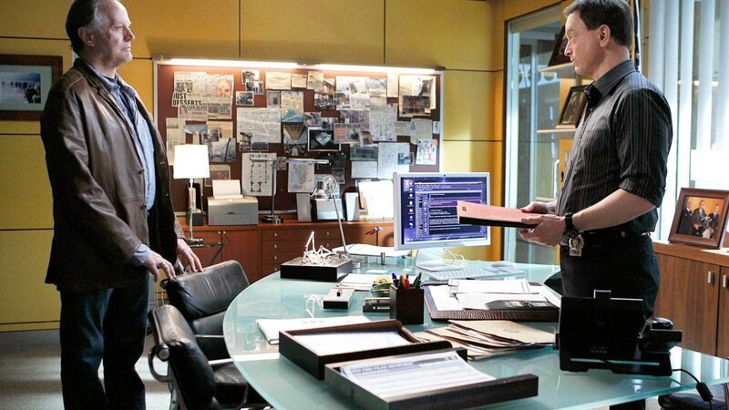 Mac Taylor (Gary Sinisie, r.) wird von einem ehemaligen Häftling verfolgt. Daraufhin sucht er seinen ehemaligen Partner William Hunt (Peter Fonda) auf, in der Hoffnung, mehr Informationen über seinen merkwürdigen Verfolger zu erhalten. Doch wird William ihm die Wahrheit erzählen? – Bild: MG RTL D