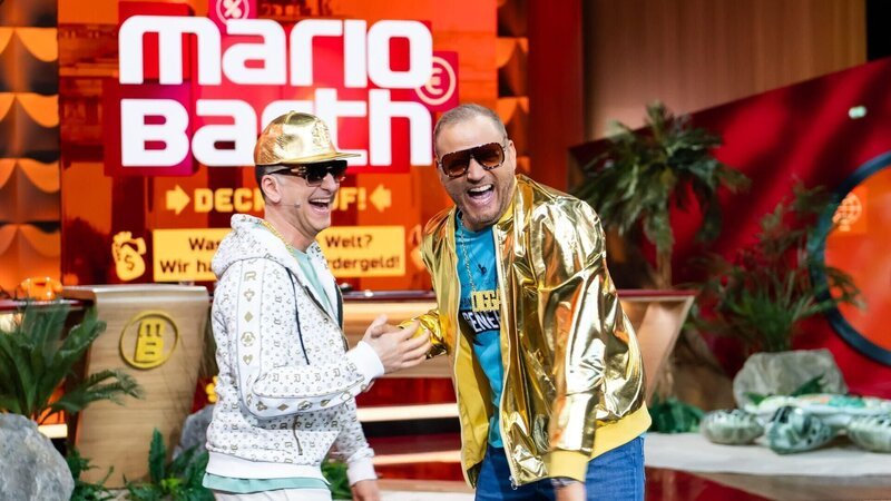 Gastgeber Mario Barth (r.), Özan Cosar – Bild: RTL /​ Michael Klepi