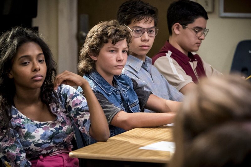 Obwohl sein Bruder beinahe gestorben wäre, scheinen Georgie (Montana Jordan, 2.v.l.) und seine Klassenkameraden es lustig zu finden, dass er fast an einer Wurst erstickt ist. – Bild: Warner Bros.