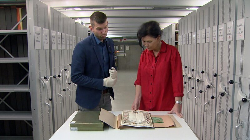 Franz Gangelmayer, Leiter Interne Services & Druckschriftensammlung, Barbara Wolflingseder, Rathaus Secreta Sammlung. – Bild: ORF/​Red Monster