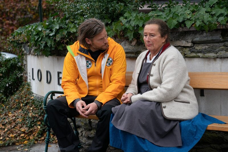 Markus (Sebastian Ströbel) hofft, dass Helene Pflüger (Doris Buchrucker) ihm bei der Suche nach ihrem vermissten Schwiegersohn behilflich sein kann. – Bild: ZDF und stephanie kulbach.