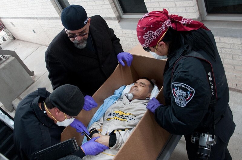 El Paso, TX: Officers searching a coffin and a corpse for contraband. Smugglers will use any method available to transport illegal goods across the border, even hiding the contraband inside a dead corpse or coffin. – Bild: 2015 National Geographic Partners, LLC. All rights reserved. Lizenzbild frei