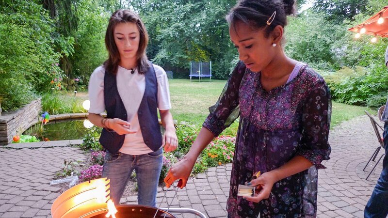 Die Jungs sind mal wieder zu Besuch in der Mädchen-WG. Ob Alina (l.) und Feli (r.) den Grill dafür in Gang bekommen? – Bild: ZDF