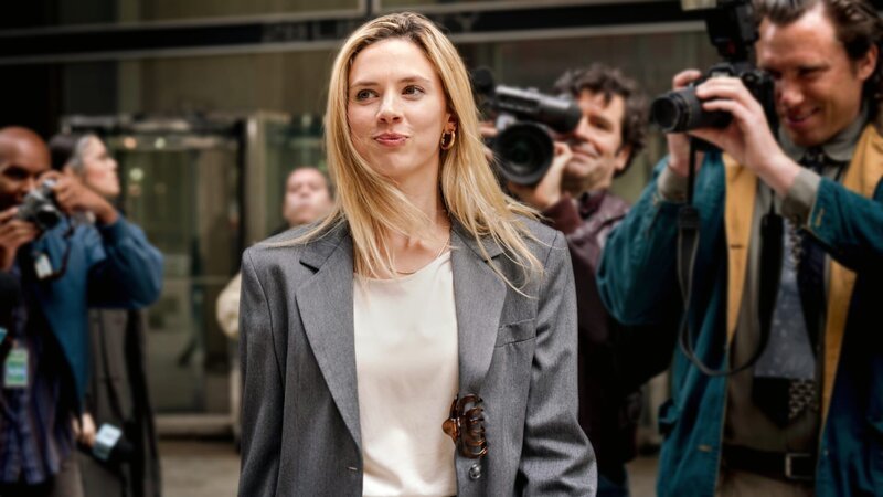 Maxima (Delfina Chaves) rückt in den Fokus der Paparazzi. – Bild: Millstreet Films/​ Martijn van /​ ZDF