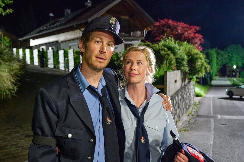 Nach dem Festumzug machen sich Stefan (Stefan Murr) und Marie (Christine Eixenberger) leicht angeheitert zu Fuß auf den Heimweg. – Bild: ZDF und Susanne Bernhard.