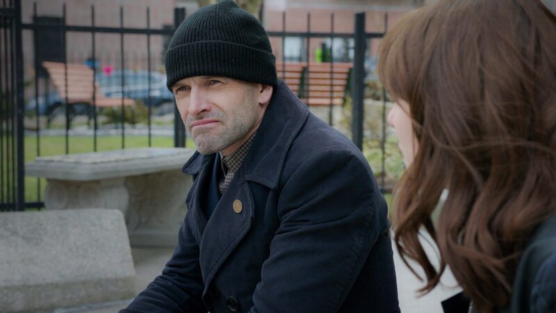 Was bedeutet Kittys (Ophelia Lovibond, r.) lebensverändernde Offenbarung für die Beziehung zu Sherlock (Jonny Lee Miller, l.)? – Bild: 2016 CBS Broadcasting, Inc. All Rights Reserved Lizenzbild frei
