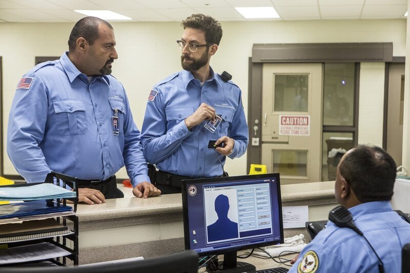 Nachdem Sebastian (Rob Kerkovich, M.) auf brutale Art und Weise gekidnapped wird, muss er jetzt unter Novaks (Nick Gracer, l.) Anweisung einen Schwerverbrecher aus dem Knast schmuggeln … – Bild: 2016 CBS Broadcasting, Inc. All Rights Reserved /​ Skip Bolen Lizenzbild frei