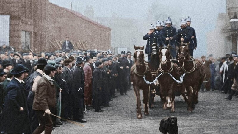 Die Feuerwehr von Dewsbury stürmt bei einem Feuerwehreinsatz durch das Stadtzentrum. Im späten 19. Jahrhundert bestand die Feuerwehr von Dewsbury hauptsächlich aus Freiwilligen. Es war ein ziemliches Spektakel, bei dem fast die ganze Stadt ausrückte, um zu sehen, wie der Pferdewagen vorbeifuhr. Die von Mitchell und Kenyon gefilmten Feuerwehreinsätze waren bei den viktorianischen Filmemachern sehr beliebt. Die Verwendung des sendungsbezogenen Materials ist nur mit dem Hinweis und Verlinkung auf RTL+ gestat – Bild: RTL / © MAKE Waves Ltd Die Feuerwehr von Dewsbury stürmt bei einem Feuerwehreinsatz durch das Stadtzentrum. Im späten 19. Jahrhundert bestand die Feuerwehr von Dewsbury hauptsächlich aus Freiwilligen. Es war ein ziemliches Spektakel, bei dem fast die ganze Stadt ausrückte, um zu sehen, wie der Pferdewagen vorbeifuhr. Die von Mitchell und Kenyon gefilmten Feuerwehreinsätze waren bei den viktorianischen Filmemachern sehr beliebt. Die Verwendung des sendungsbezogenen Materials ist nur mit dem Hinweis und Verlinkung auf RTL+ gestat – Bild: RTL / © MAKE Waves Ltd