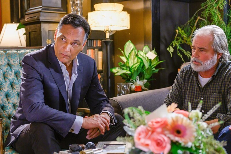 (v.li.): Jimmy Smits (Elijah Strait), Clayton Rohner (Hank Webster). – Bild: ORF/​Universal/​NBC/​Katherine Bomboy