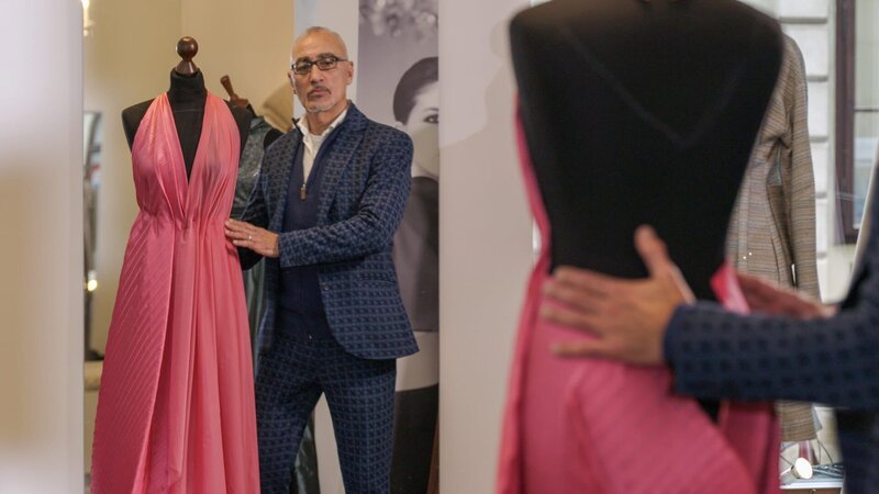 Modeschöpfer Maurizio Giambra in seinem Josefstädter Atelier. – Bild: ORF/​Satel Film/​Matthias Trinkl