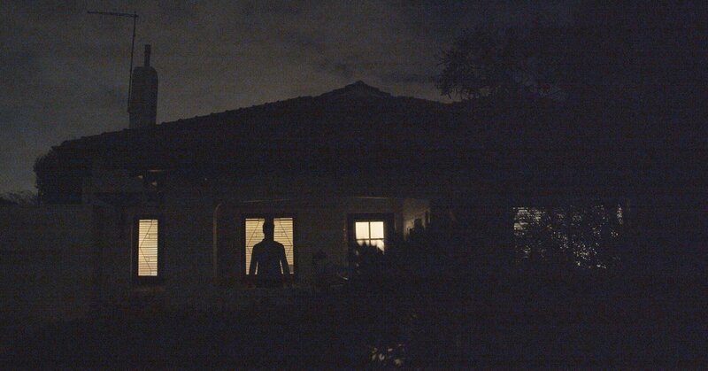Silhouette eines vor einem Haus stehenden Mannes – Bild: Crime + Investigation /​ © Night Caller Pty Ltd /​ abacus