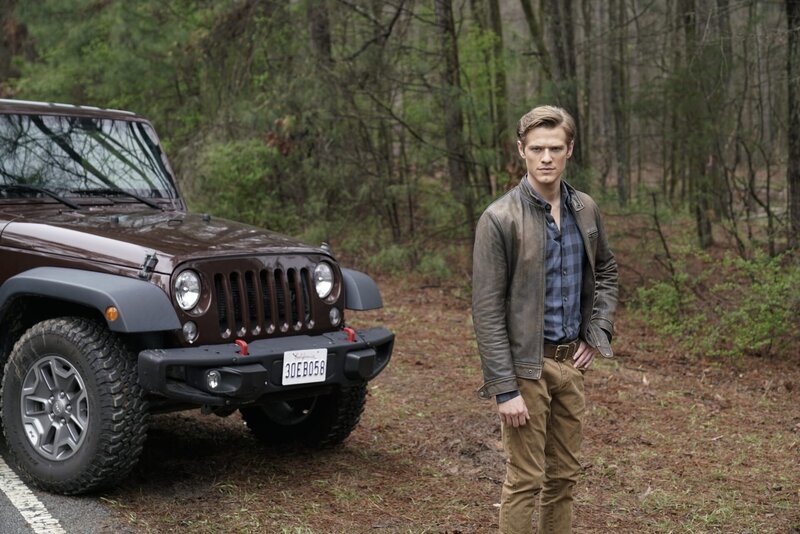 Bei seiner neuen Mission bekommt MacGyver (Lucas Till) unerwartete, aber lang erhoffte Unterstützung … – Bild: Jace Downs