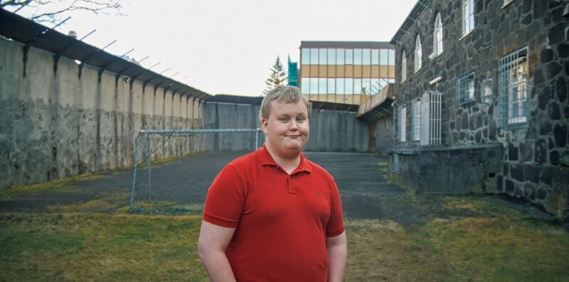 2014 sitzt Siggi zum ersten Mal im Gefängnis. – Bild: Pipeline Production /​ ZDF