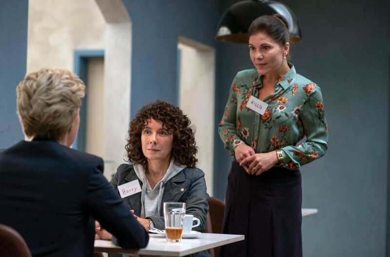 Internes Coaching: die Psychologin Hiltrud Pommerenke-Preuß (Yasmina Djaballah, r.) versucht die Beamten dazu zu bewegen, sich persönliche Dinge anzuvertrauen. Bei Frau Küppers (Saskia Fischer, l.) und Harry Möller (Maria Ketikidou, M.) klappt es ganz gut. – Bild: ARD/​Thorsten Jander