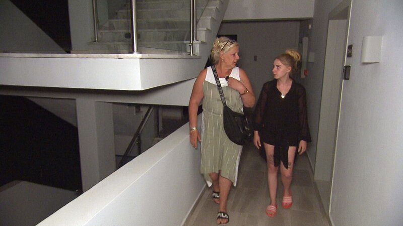 Die Anspannung bei Silvia und Loredana ist groß. Die beiden sind aus der Türkei angereist, um Sarah-Jane bei ihrer Teilnahme an „Temptation Island VIP“ zu unterstützen. – Bild: RTLZWEI