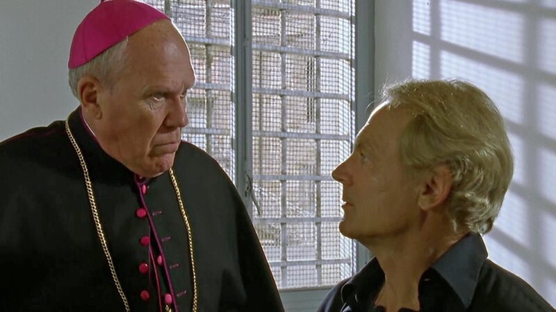 Im Gefaengnis erhaelt Don Matteo (Terence Hill, r.) Besuch von seinem Bischof (Gastone Moschin).  Verwendung nur in Verbindung mit der Programmkommunikation. Jede andere Nutzung ist untersagt. – Bild: Bibel TV