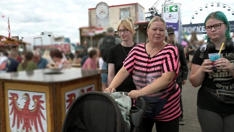 Sandra und ihre Familie sind wie jedes Jahr auf der Hanse Sail unterwegs. Sogar die 16-jährige Teenagerin Svenja begeistert sich dafür. – Bild: RTLZWEI