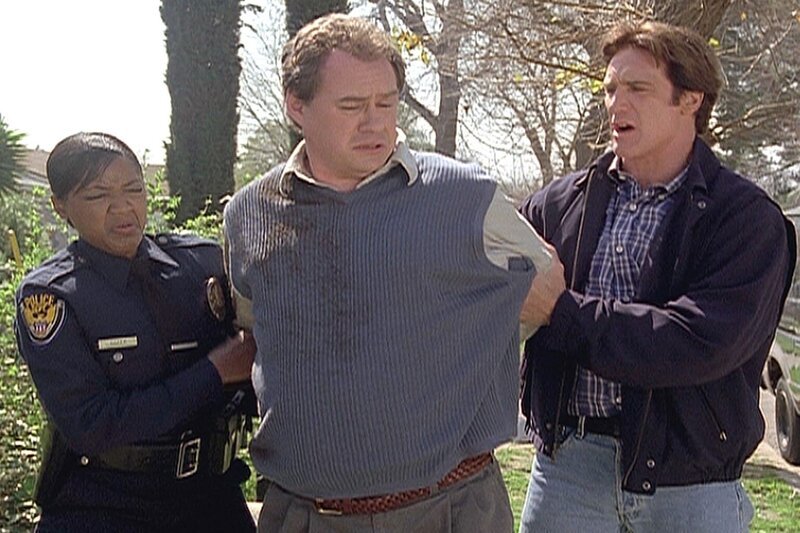 Lieutenant Sloan (Barry Van Dyke, r.) und eine Kollegin verhaften Eddie, der mit dem Mord an Dr. Yordsberg zu tun haben soll. – Bild: Viacom Lizenzbild frei