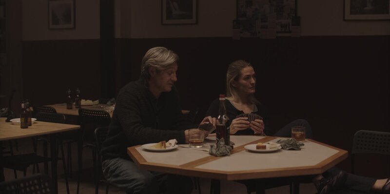 Dr. Damian Fowles (Philippe Jacq, l.); Dr. Annika Lundqvist (Laura Bach, r.) – Bild: Mediapro Canarias.SLU.2020 Lizenzbild frei