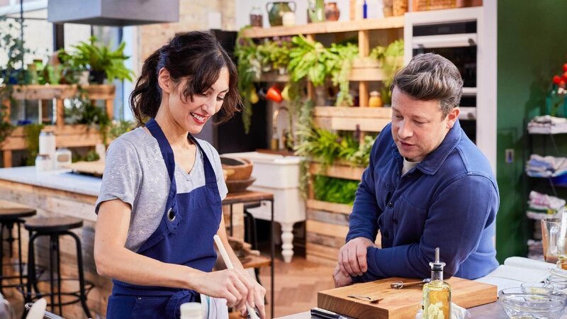 Die Köche stellen der Jury ihre Kochbuch-Ideen und Rezepte das erste Mal vor, immer an ihrer Seite: Jamie Oliver. In anderthalb Stunden müssen sie ein Gericht zubereiten, welches ihrer Meinung nach das Konzept ihres Kochbuches am Besten repräsentiert. – Bild: RTL /​ ©2021 Jamie Oliver Enterprises Ltd