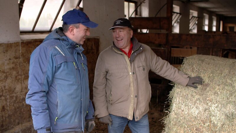 Bauer Harald Willingshofer mit Vater Reinhold Willingshofer vulgo. Unterer Pöllabauer. – Bild: ORF/​WOLFGANG SCHERZ/​Mellacher