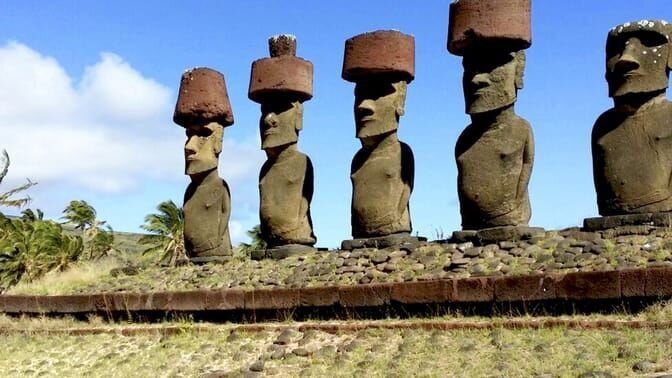 Die Wahrzeichen der Osterinsel: die Moai. Es gibt mehr als 900 von diesen kolossalen Steinfiguren mit den übergroßen Köpfen auf der kleinen, abgeschiedenen Insel im Südost-Pazifik. Manche sind über 1000 Jahre alt. Zeugen einer Kultur, die fast verschwunden wäre. – Bild: SWR/​Michael Stocks