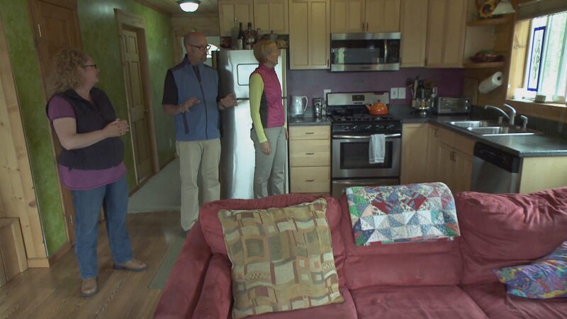 James Kirkland and his wife Erin are looking for a new home near Talkeetna. – Bild: HGTV